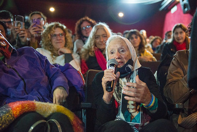 Nora Cortiñas, con microfono en mano, habla al público