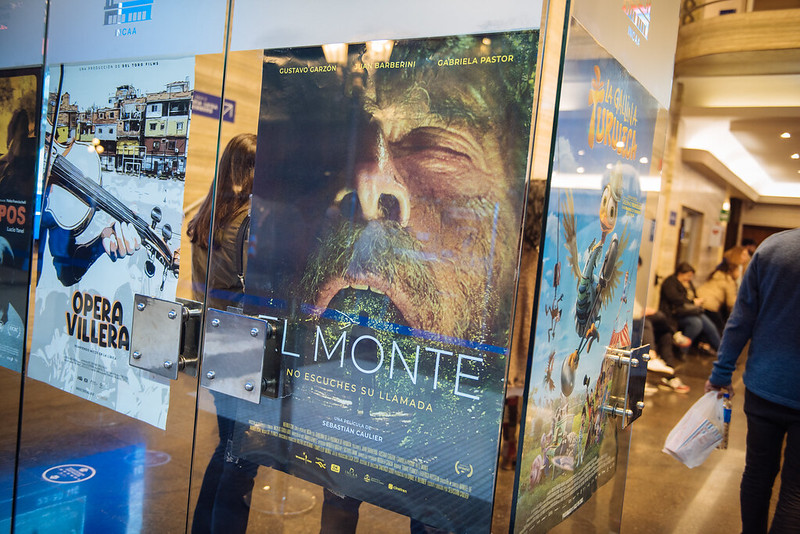 afiche de El monte en la entrada del Gaumont