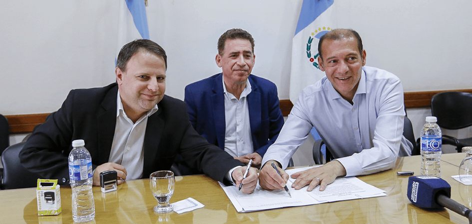 Gutierrez, Batlle y Colona durante la firma del acuerdo